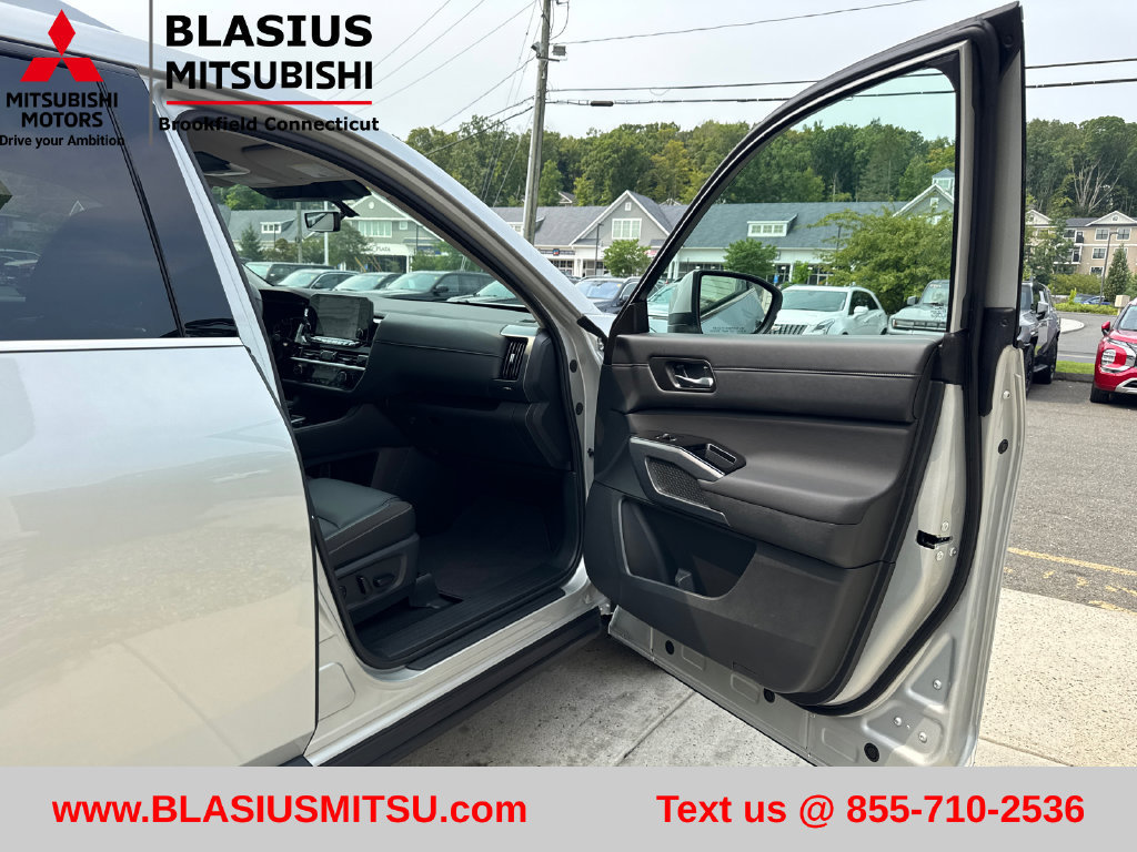 Used 2025 Nissan Pathfinder SL AWD/4WD image 36