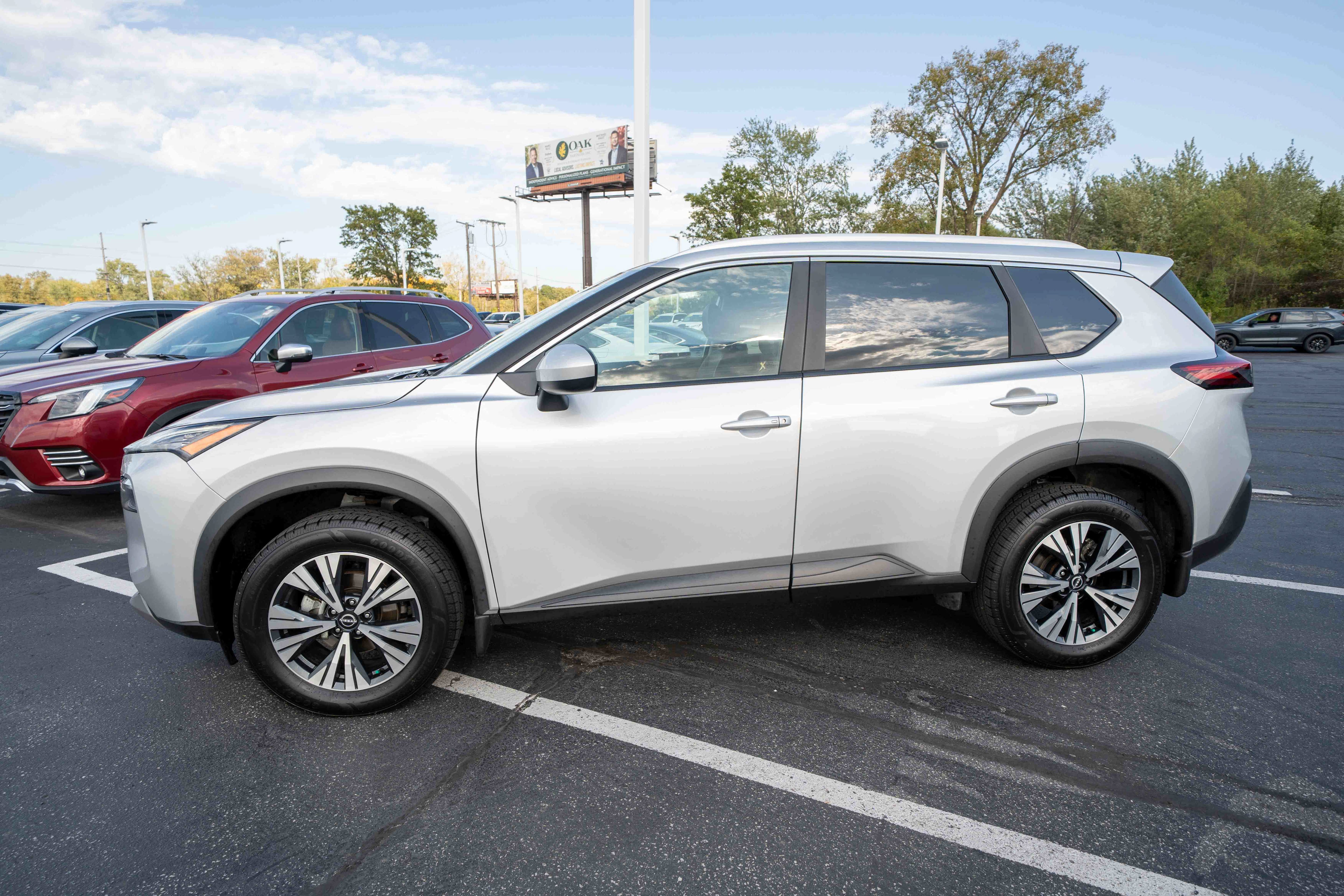 Used 2023 Nissan Rogue SV w/ SV Premium B Package AWD/4WD image 3