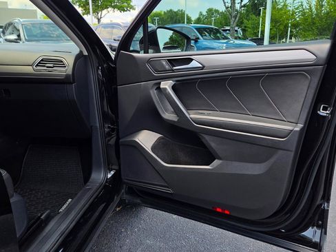 Certified 2023 Volkswagen Tiguan SE w/ Panoramic Sunroof Package FWD image 50