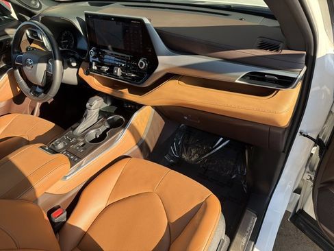 Used 2021 Toyota Highlander Platinum image 28