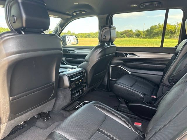 Used 2025 Jeep Wagoneer Series II AWD/4WD image 25