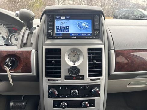 Used 2010 Chrysler Town & Country Touring image 20