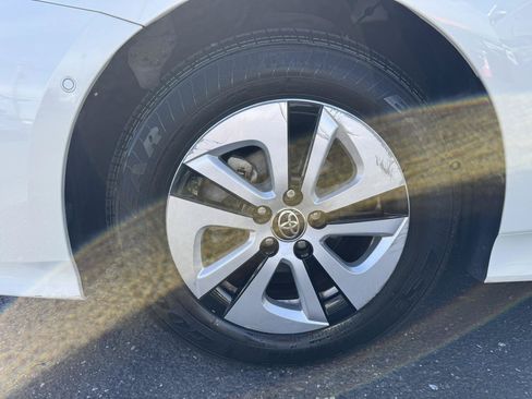 Used 2018 Toyota Prius Two w/ Prius Two Safety Plus Package FWD image 18