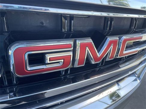 Used 2023 GMC Yukon SLT image 30