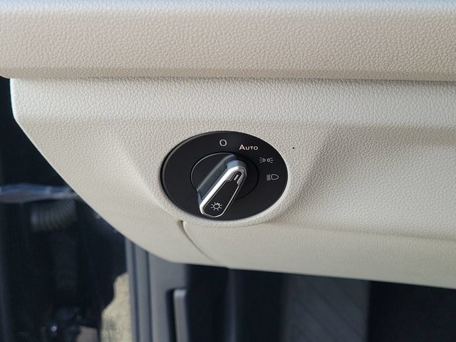 Certified 2023 Volkswagen Jetta SE w/ Panoramic Sunroof Package FWD image 28