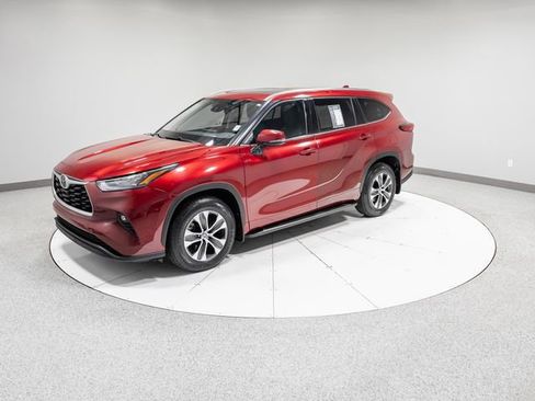 Used 2020 Toyota Highlander XLE image 38