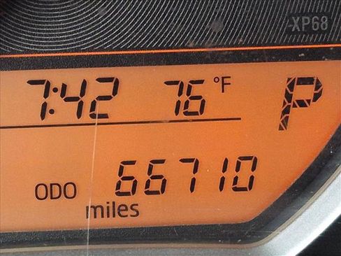 Used 2014 Toyota Yaris L FWD image 10