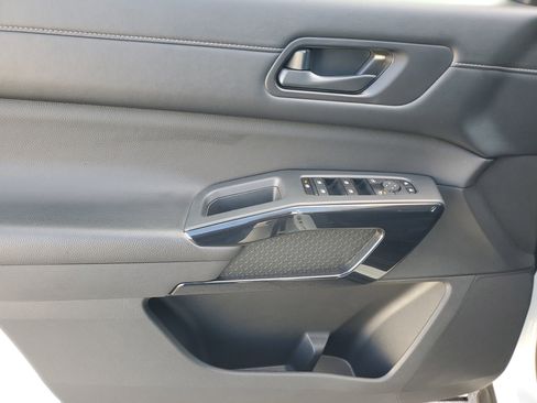 Used 2024 Nissan Pathfinder S image 25