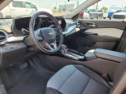 Used 2025 Chevrolet Trax LT w/ LT Convenience Package FWD image 10