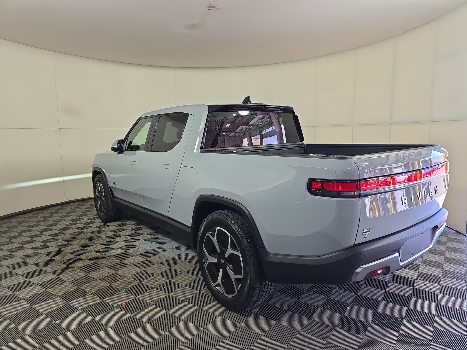 Used 2023 Rivian R1T Adventure Dual AWD/4WD image 3