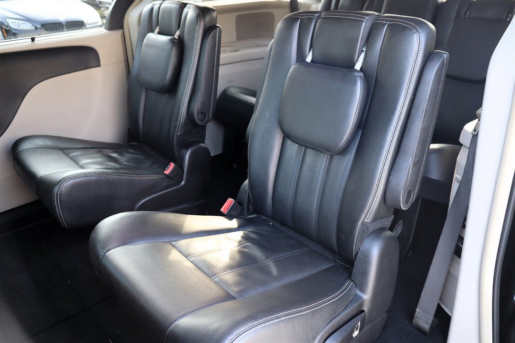 Used 2016 Chrysler Town & Country Touring FWD image 22