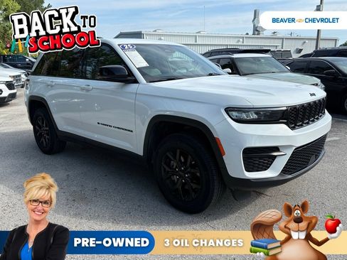 Used 2025 Jeep Grand Cherokee Altitude AWD/4WD image 9