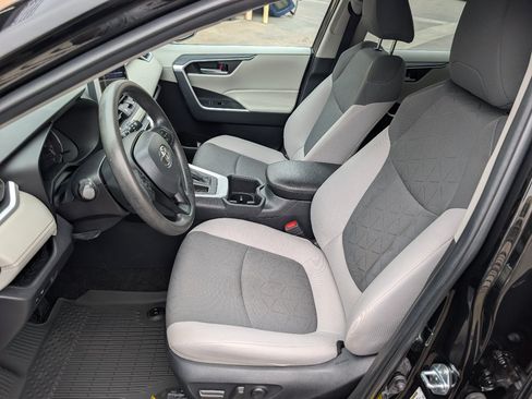Used 2025 Toyota RAV4 XLE FWD image 2