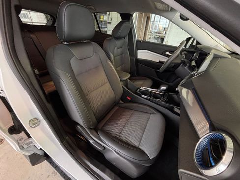 Used 2025 Chevrolet Trax LT image 35