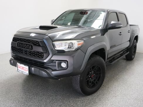 Used 2018 Toyota Tacoma TRD Sport w/ Technology Package RWD image 2