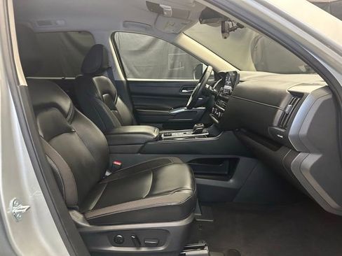 Used 2025 Nissan Pathfinder SL AWD/4WD image 14