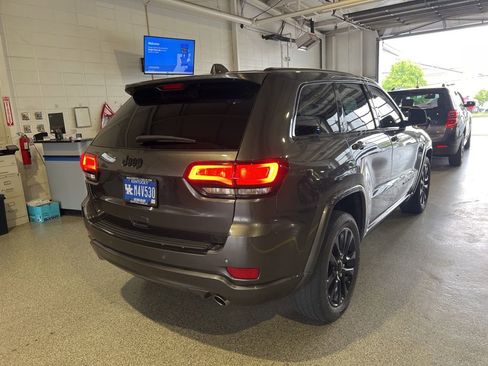 Used 2017 Jeep Grand Cherokee Altitude AWD/4WD image 3