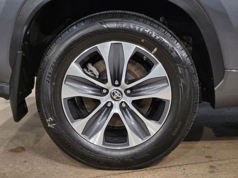 Used 2024 Toyota Highlander XLE image 17