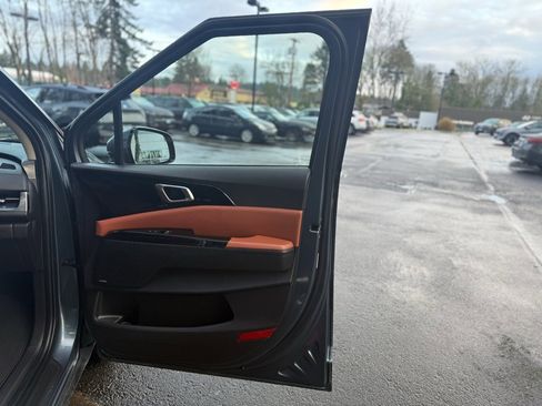 Used 2022 Kia Carnival SX Prestige image 18