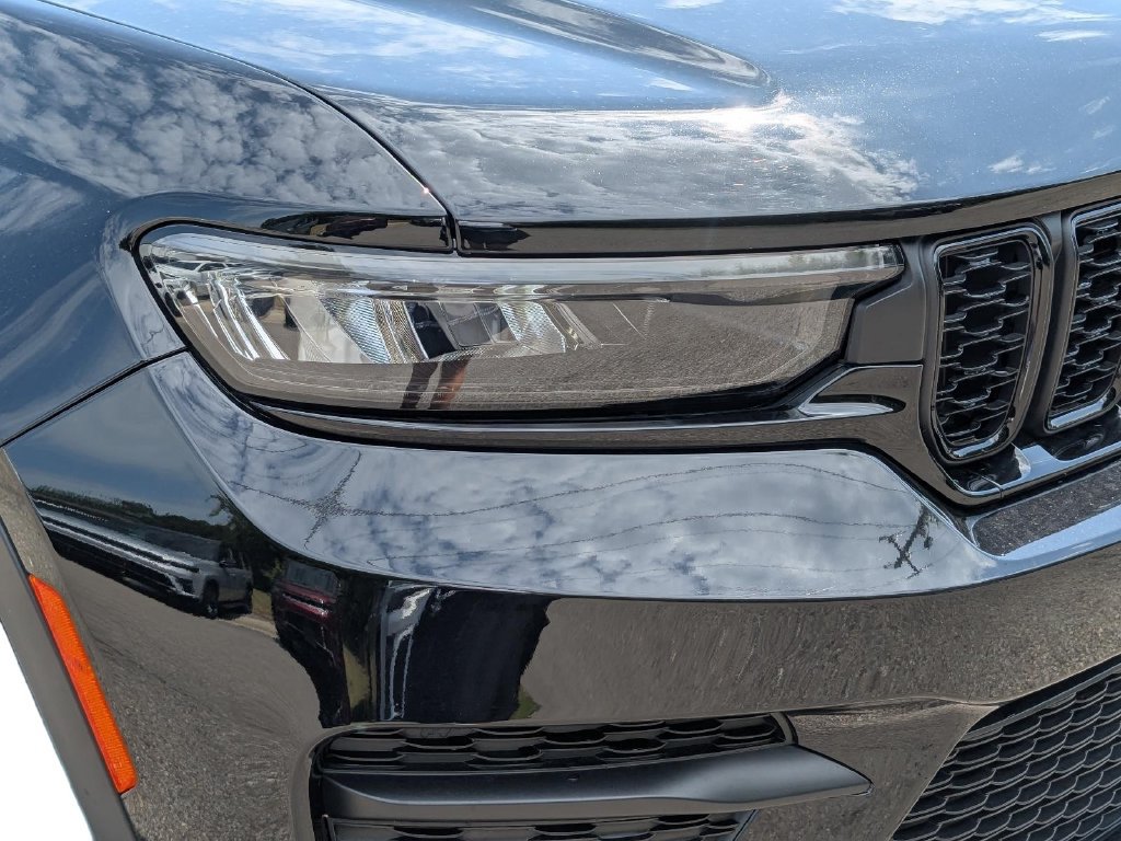 Used 2025 Jeep Grand Cherokee Altitude RWD image 4