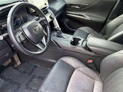 Used 2021 Toyota Venza XLE w/ Carpet Mat Package (TMS) image 7
