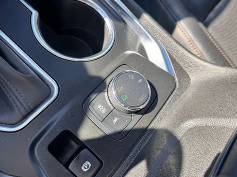 Used 2021 Chevrolet Traverse Premier image 24