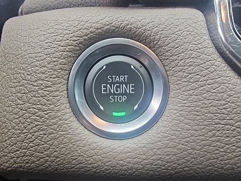 Certified 2025 GMC Canyon Denali image 23