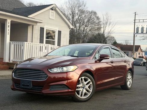 Used 2016 Ford Fusion SE FWD image 2