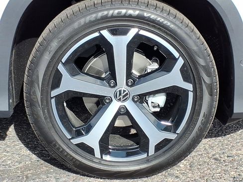 New 2026 Volkswagen Tiguan SE image 9