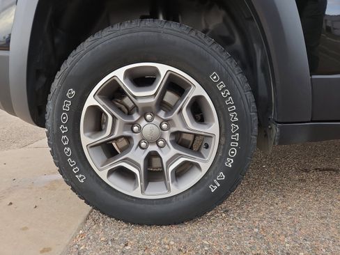 Used 2021 Jeep Cherokee Trailhawk image 20