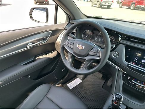 New 2025 Cadillac XT5 Luxury image 16