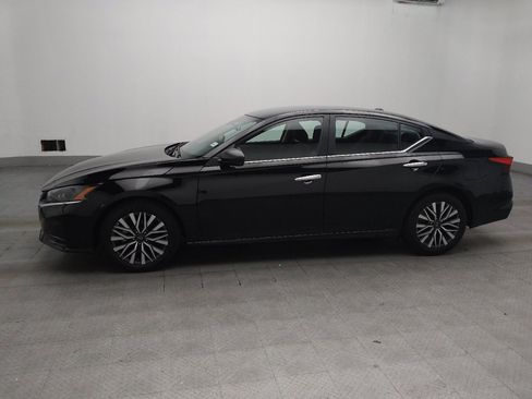 Used 2025 Nissan Altima 2.5 SV FWD image 2