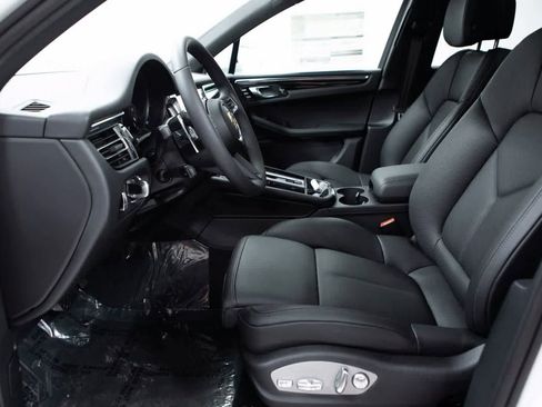Certified 2025 Porsche Macan AWD/4WD image 17