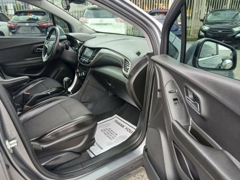 Used 2020 Chevrolet Trax LT w/ LT Convenience Package FWD image 10