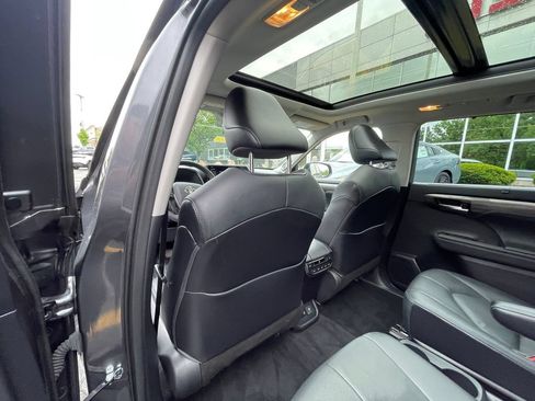Used 2021 Toyota Highlander Platinum AWD/4WD image 19