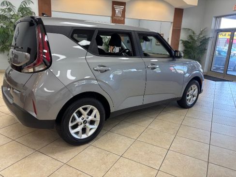 Used 2025 Kia Soul LX w/ LX Technology Package FWD image 4