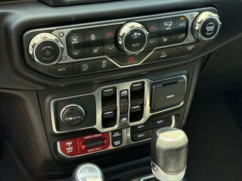 Used 2023 Jeep Gladiator Rubicon w/ LED Lighting Group AWD/4WD image 23
