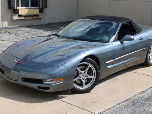 Used 2004 Chevrolet Corvette Convertible w/ Preferred Equipment Group RWD image 21