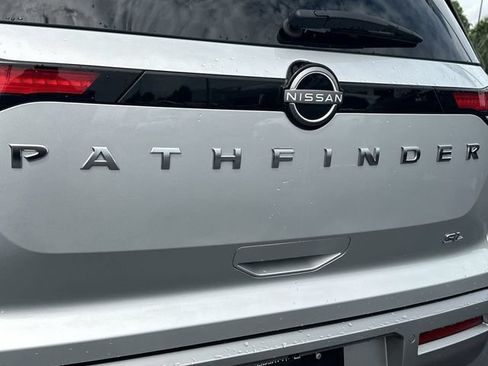 Used 2025 Nissan Pathfinder SL FWD image 31