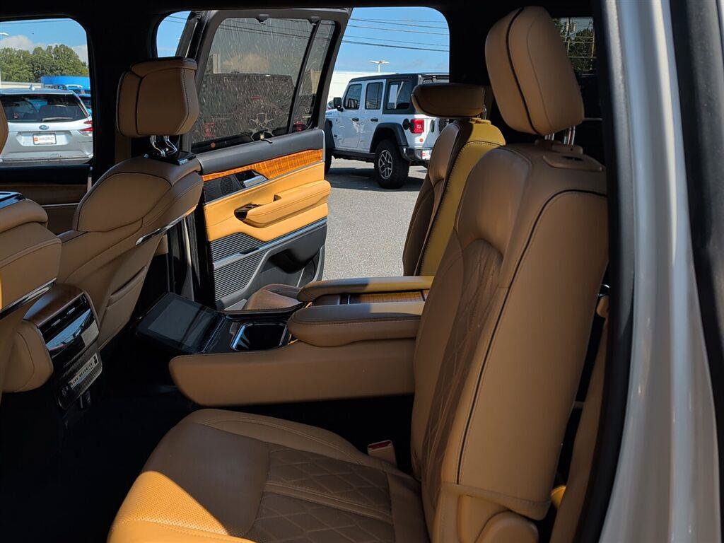 Used 2022 Jeep Grand Wagoneer Series III AWD/4WD image 21