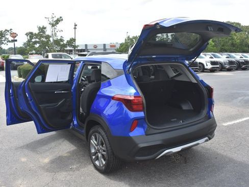 Used 2023 Kia Seltos LX AWD/4WD image 16