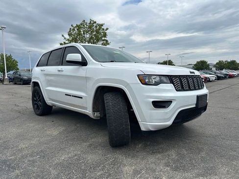 Used 2019 Jeep Grand Cherokee Altitude AWD/4WD image 14