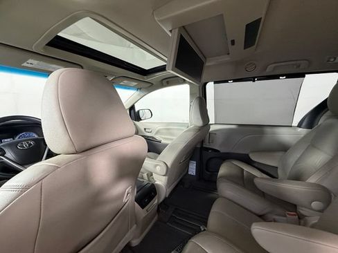 Used 2017 Toyota Sienna XLE Premium FWD image 23