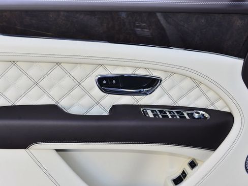 Used 2021 Bentley Bentayga AWD/4WD image 14