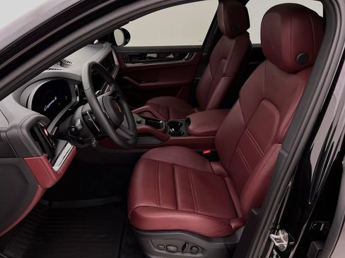 Used 2024 Porsche Cayenne S image 11
