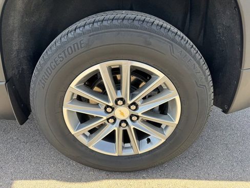 Used 2023 Chevrolet Traverse LT image 11