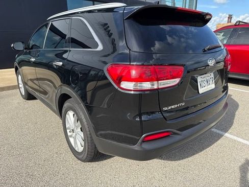 Used 2017 Kia Sorento AWD w/ LX Convenience Package image 3