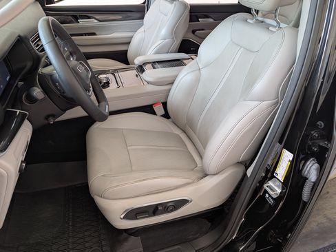 Used 2024 Jeep Wagoneer L 2WD w/ Premium Group I image 17