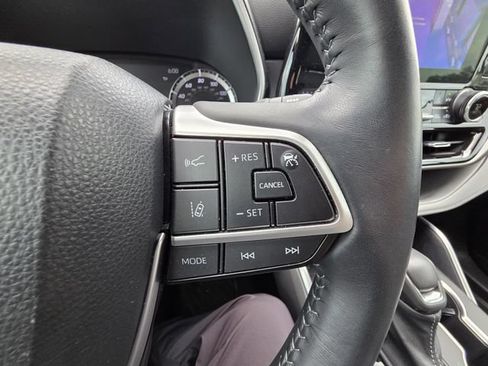 Used 2023 Toyota Highlander XLE FWD image 14