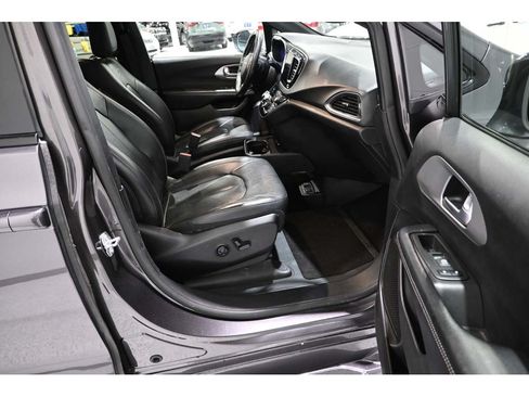 Used 2019 Chrysler Pacifica Touring-L Plus w/ Advanced Safetytec Group FWD image 15